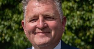 Roger Leake's Instagram, Twitter & Facebook