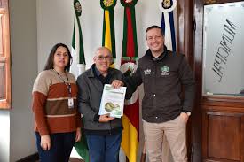 Prefeito em exercício recebe orientações da Emater sobre prevenção ao HLBGreening  | Prefeitura Municipal de Itaqui
