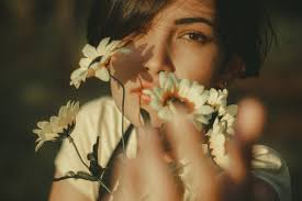 Quelle come te”: una poesia di Angelo De Pascalis | Libr'Aria