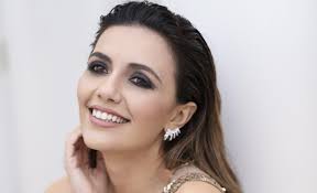 Esordisce nel 2002 come cantante nel musical c'era una volta.scugnizzi di claudio mattone ed enrico vaime. Canzone Segreta 5 Cose Da Sapere Sul Nuovo Show Con Serena Rossi Panorama