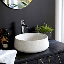 Une ambiance reprise par des meubles sous vasques en bois suspendus dans les airs. Vasque Ronde En Pierres Blanche 40cm Meuble Salle De Bain Tikamoon
