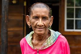 Touba Gueye travaille à Rebeuss, un quartier de Dakar. Tous les jours il  donne naissance à des objets d'arts et usuels à partir de matériaux de  récupération. #rebeuss #offdakart2022