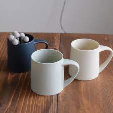 楽天市場 kaneakisakai pottery flat マグカップｌ おしゃれ オシャレ 大きい 大きめ 陶器 シンプル 金秋酒井ポタリ 金秋酒井製陶所 おうちカフェ ミランダ 取り皿 かわいい 和食 洋食 北欧 日本製 和モダン 来客用 プレゼント ギフト三色 コバルト アイボリー ペール