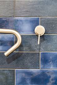 Robinet Or Et Carreaux Bleu Inspiration Design Salle De Bain Salle De Bain Design Sanitaire Carreaux Bleus