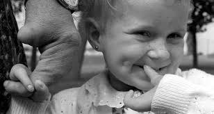 Hamilelik süresinde kullanıldığı takdirde doğacak çocuğun kolları ve bacakları kısa olması gibi korkunç yan etkileri var. Thalidomide Babies And The Company That Was Responsible For Them
