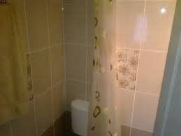 Iti propunem pentru astazi doua bai proaspat amenajate pe. Doua Stiluri De Bai Mici Folosite In Amenajari Construct Pedia