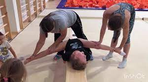 Аксимар в растяжке главное поступательность и систематичность. Zhest Rastyazhka V Hudozhestvennoj Gimnastike Na Poperechnyj Shpagat Youtube