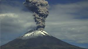 Volcán Popocatépetl lanza inmensa fumarola; semáforo permanece en 