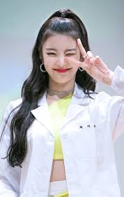 وش ذي الفراولهههههه الوقعت من شجرتهااااااا يناسسسسس يناسسسسس ساعدوني من جمالها ودي اموتتتتتتتتتتتتتتتتتتتتت. Txt And Itzy Pics Auf Twitter Cute Doctors Soobin Lia Jisu Itzy Tomorrow X Together