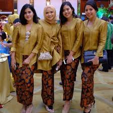 Gamis batik kombinasi seperti di atas bisa anda pilih jika anda telah mempunyai pasangan. 60 Model Baju Batik Kombinasi Gamis Polos Dan Brokat