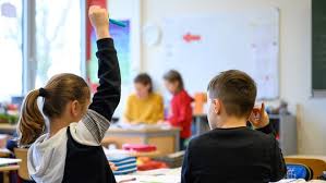 Viele maßnahmen ähneln sich in den verschiedenen bundesländern, bei einigen. Corona Regeln Schulleitungen Sind In Der Pflicht Ndr De Nachrichten Niedersachsen