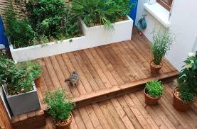 Une petite terrasse dans un mini jardin. Comment Amenager Un Patio En 5 Points Terrasse Jardin Bois Bambous Jardin Amenagement Jardin