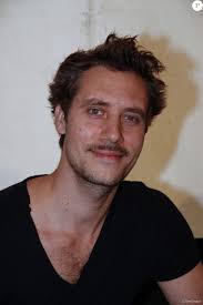 La chanteuse lou, découverte dans the voice kids, interprète le générique de demain nous appartient. Demain Nous Appartient Qui Est Joffrey Platel Le Seduisant Medecin Purepeople Court Metrage Actrice Chanteurs Celebres