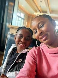 Kelly Starks's Instagram, Twitter & Facebook