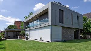 Unsere Fenstermarkisen Gibt Es In Vielfaltigen Ausfuhrungen Als Fassaden Markise Fur Individuelle Fassadenformen Fenstermarkisen Sonnenschutz Fenster Fassade