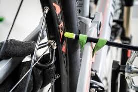 Lorsqu'une roue est voilée, la jante n'est plus sur un même plan mais est légèrement tordue. Tuto Apprenez A Devoiler Une Roue De Velo L Equipe