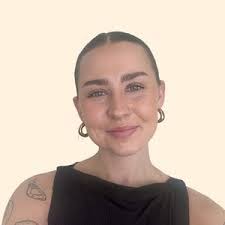 Kelly Grover's Instagram, Twitter & Facebook