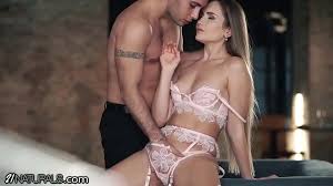 فتاة رومانسية شابة ترتدي ملابس داخلية تحب ممارسة الجنس من الخلف مع قذف  السائل المنوي فيديو 2025