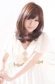 伸ばしかけにもピッタリな内巻きミディアム 鎖骨ラインのセミディスタイルです 毛先に丸みをつけてまとまりやすいようにしています 髪がストレートで肩でハネてしまう方にはパーマもオススメですよ museの泡々トリートメントでツヤツヤ 綺麗に ヘアスタイリング