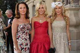 The real housewives of new york city alum took to instagram to share a sweet birthday tribute to her. Tinsley Mortimer Center With Sister Dabney And Momma Dale Socialite Style Dresses Bridesmaid Dresses