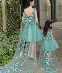 Un look per due | unadonna / vestito mamma e figlia uguale mamma e figlia abbigliamento abiti mamma e figlia uguali vestiti mamma e figlia uguali vestiti uguali mamma figlia fantastiche offerte web di abito mamma figlio. Bellissimi Abiti Corti Da Cerimonia Per Mamma E Figlia Abbinati Decorati Con Fiori Su Tutto Il Corpetto E Ampia Gonna In Morbido Tulle Sposamore