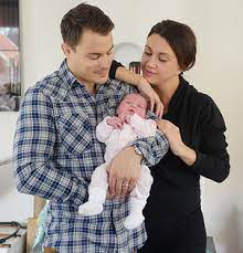 Bland alla grattishälsningar finns det också människor som inte kan hantera det. Stjarnorna Pa Slottet Med Camilla Lackberg Som En Av Gasterna Zenzationella Manniskor Et Facto