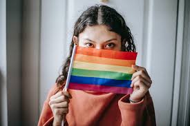 É dentro desse universo mais inclusivo da identidade que encontramos também as pessoas trans, gênero fluído, bigênero. 90k Xsamrbdlkm