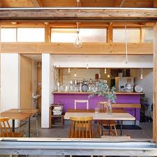 小さくても自分たちらしいカフェを開きたい その思いから住宅地の一角に三角形で建坪9坪 のコンパクトでも居心地抜群のカフェハウスをつくりました 店内は北欧テイストにまとめられ温もりに満ちた雰囲気が心地よいカフェになっています 設計木津潤平建築設計事務所 撮影