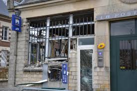 Vue emplacement, adresse, avis et heures d'ouverture. Le Distributeur De Billets De La Poste Attaque A L Explosif A Pierrefonds