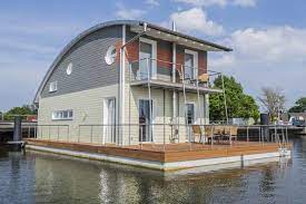 Das »haus holstein« liegt zentral und ruhig im herzen von sellin. Schwimmendes Haus Rugen 4 Zimmer Ferienwohnung Wiek Rugen Ostsee Reisen De
