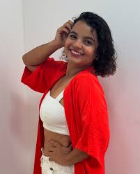 Um toque de sofisticação e fluidez para o seu look! ✨ O Kimono Aurora é a  peça perfeita para iluminar qualquer produção. 💖 Disponível no site:  donnadalinha.com.br Quem amou?