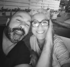 Domani l'addio al motociclista dei Caschi Matti, ci sarà anche la compagna 