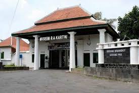 Rembang (hanacaraka:ꦏꦧꦸꦥꦠꦺꦤ꧀ ꦉꦩ꧀ꦧꦁ, bahasa jawa: Serunya Berwisata Di Kota Tempat Ra Kartini Berjuang Rembang