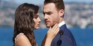 Sen çal kapımı dizisinde de diğer dizilerde olduğu gibi en yüksek maaşı başrol oyuncuları alır. Are Hande Ercel And Kerem Bursin Moving Their On Screen Romance To Real Life Pictures Alsiasi