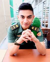 Potongan rambut yang disisir ke belakang dengan rambut tipis di samping ini sangat cocok bagi kamu yang berjiwa muda dan dinamis. 35 Inspirasi Model Rambut Pria Ala Tentara Indonesia Updated 2021 Bukareview