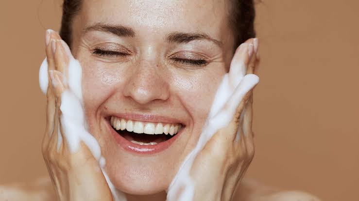 Face Wash for Oily Skin: Benefits & How to Choose the Best One
