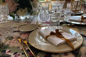 A lace and grey wedding combines elegance and romance. Matrimonio 2018 Tendenze Wedding 2018 Per L Allestimento Della Tavola
