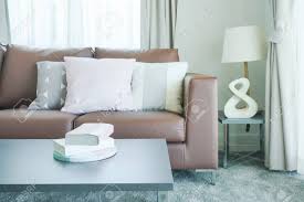 Weitere ideen zu braunes ledersofa, ledersofa, sofa. Bucher Auf Dem Tisch Und Braunes Sofa Mit Kissen Im Wohnzimmer Lizenzfreie Fotos Bilder Und Stock Fotografie Image 83234155