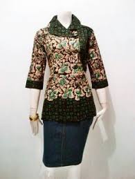 Nah, model yang satu ini memiliki motif polos untuk bagian atasan. Model Baju Batik Kerja Sepotong