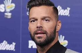 Ricky martin, der 1999 für die explosion der lateinamerikanischen popmusik verantwortlich war, ebnete den weg für viele. Ricky Martin Uber Schwulenhass Und Sex Mit Frauen