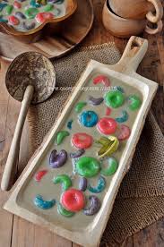 Dilihat sekilas, warna dari keduanya juga berbeda. Pengat Tepung Pulut Qasey Honey