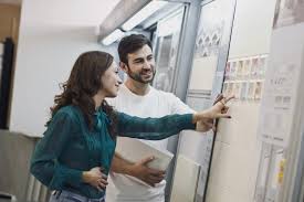 Steinzeugfliesen aus einer tonplatte, die mit drei schichten jet black unter glasur bedeckt und dann mit indianischen totems. Fliesen Und Zubehor Platten Wolf Gmbh