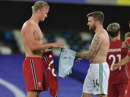 Stuart dallas (born 19 april 1991) is a northern irish professional footballer who plays for premier league club leeds united and the northern ireland national team. Stuart Dallas Reveals Erling Haaland S Leeds United Message Following Shirt Swap Belfast News Letter