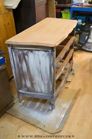 Relooking Raffine Pour Une Commode En Merisier Verni Des Annees 1970 Comment Peindre Un Meuble Meuble En Merisier Peindre Meuble Bois
