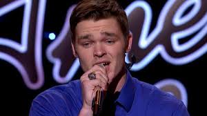 Un concursante demanda a 'American Idol' por lesionarle con un pinganillo