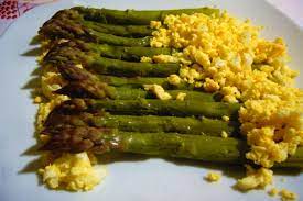 Quindi, per cena, asparagi con uova sode! Asparagi Con Uova Sode Mimosa