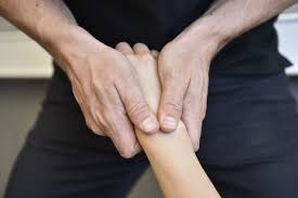 Smerter i fingrene kan forårsakes av flere forskjellige faktorer, men noen av de vanligste er overbelastning, traume, slitasje, artrose, prolaps i nakken, muskulære feilbelastninger og mekanisk dysfunksjon i ledd. Vondt I Handleddet Symptomer Trening Behandling Naprapatlandslaget