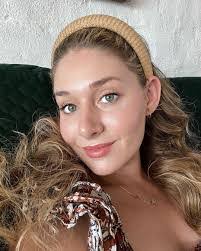 Melanie Vernon's Instagram, Twitter & Facebook