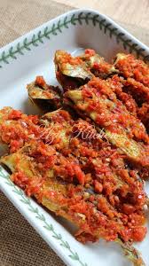 Tumbuk hancur cili merah, bawang putih, bawang besar dan buah keras tadi. Ikan Selar Goreng Berlado Yang Sangat Sedap Azie Kitchen