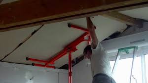 Gipskartonplatten können beispielsweise zum bau von leichten, nicht tragenden innenwänden, verkleidungen oder abgehängten decken verwendet werden. Montage Von Gipskarton Decke Unter Dachschragen Mit Paneelheber Plattenheber Montagehilfe Youtube